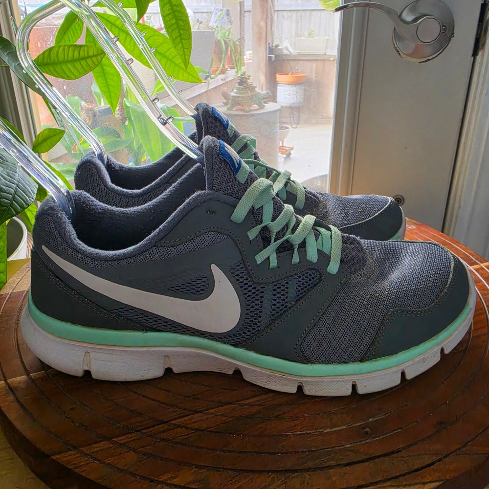 Nike Experience Run 2 Womens Grey Mint Green Running Shoes Sneakers 9.5 - Picture 2 of 6
